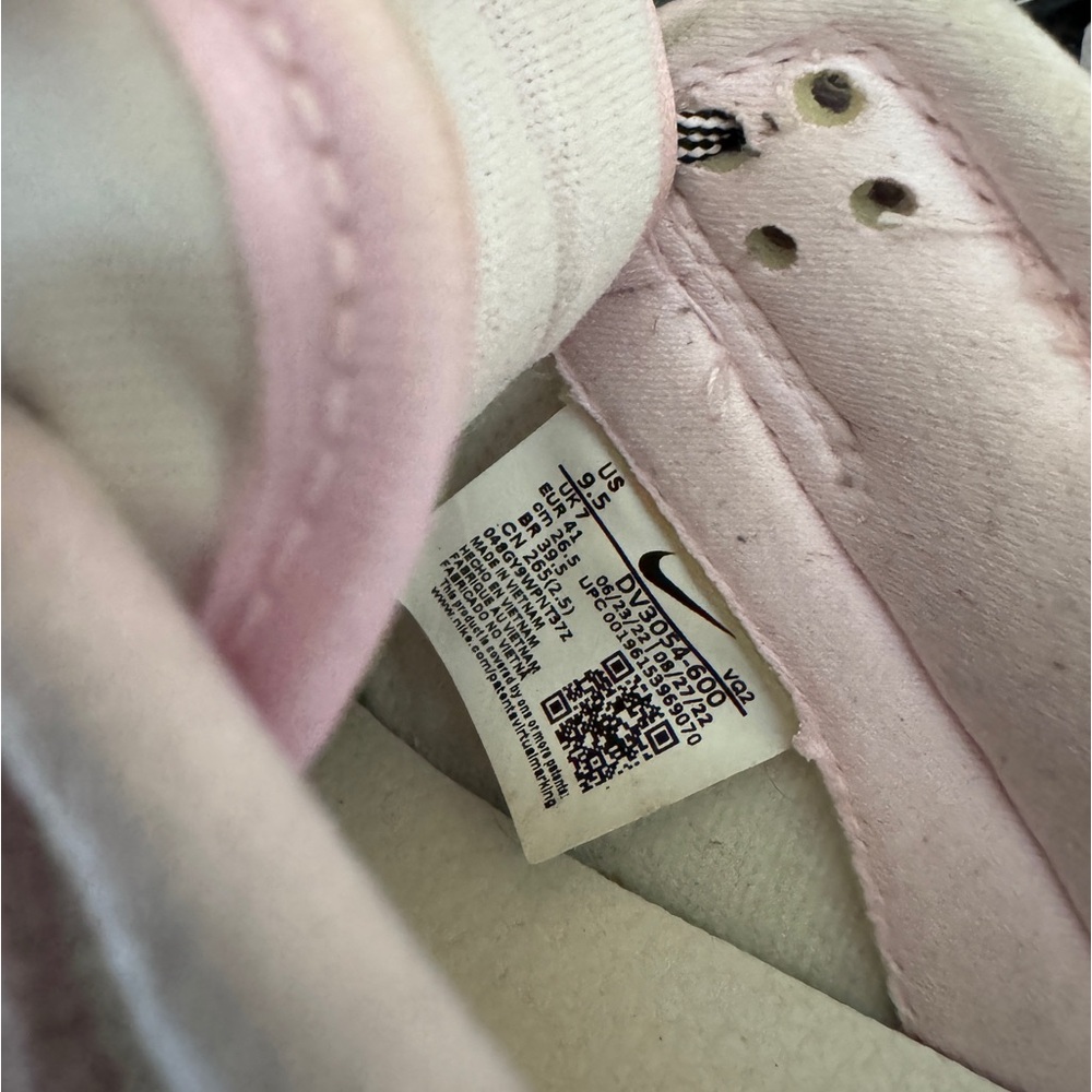 Cute Nike dunks! Great condition. - Picture 4 of 5